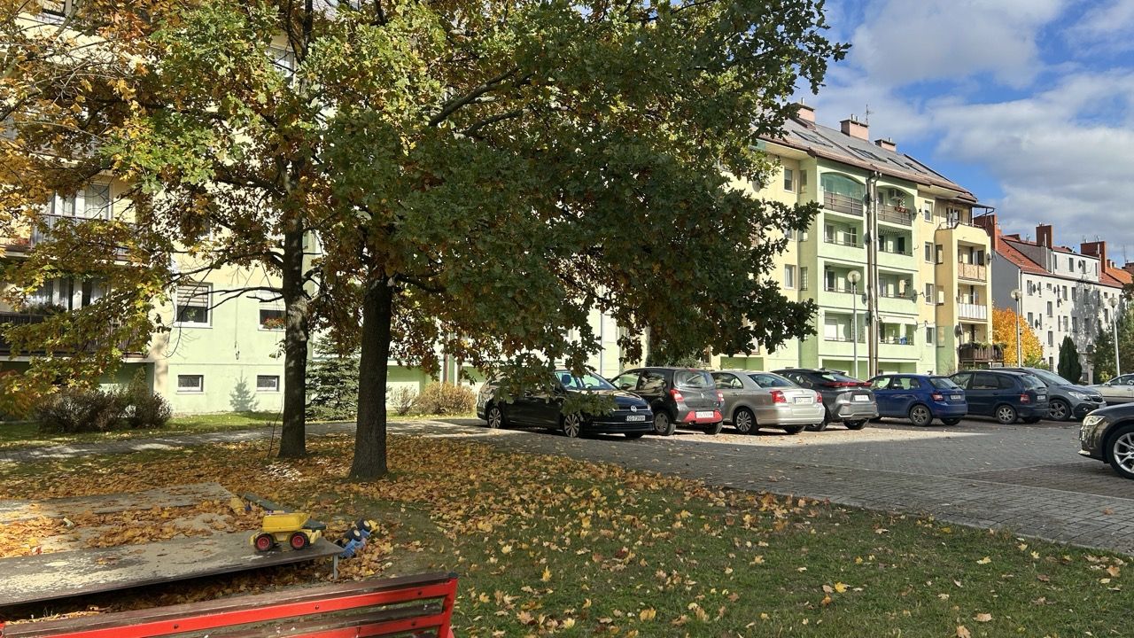 Budynek i parking